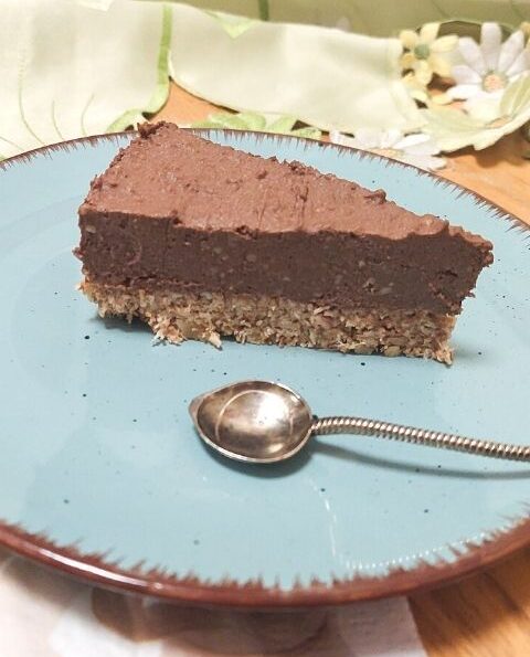 Omiljena čokoladna torta na plavom tanjuru