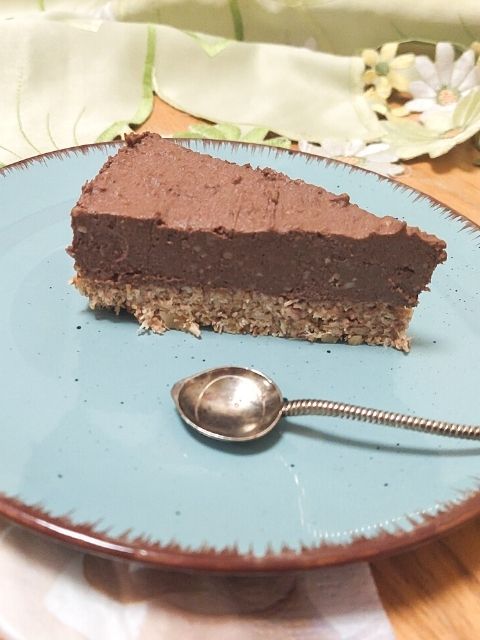 Omiljena čokoladna torta na plavom tanjuru