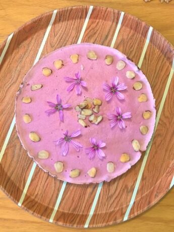 Pink pitaya torta na tacni
