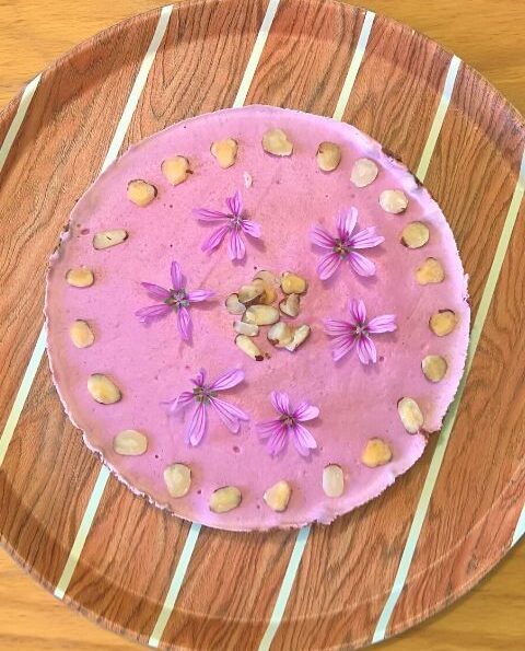 Pink pitaya torta na tacni