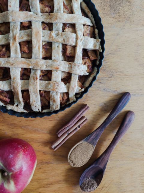 Pita od jabuka na stolu sa štapićima cimeta