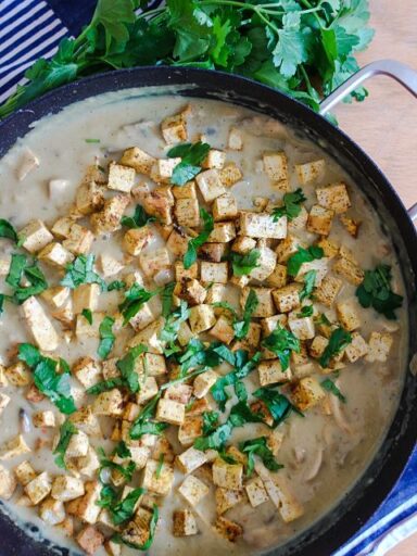 Veganski umak od šampinjona i tofu posut peršinom